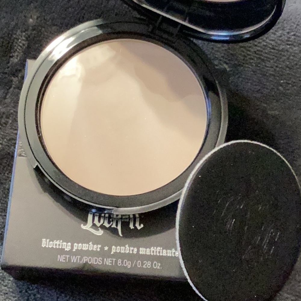KVD Lock-it Light Blotting Powder - Picture 5 of 5